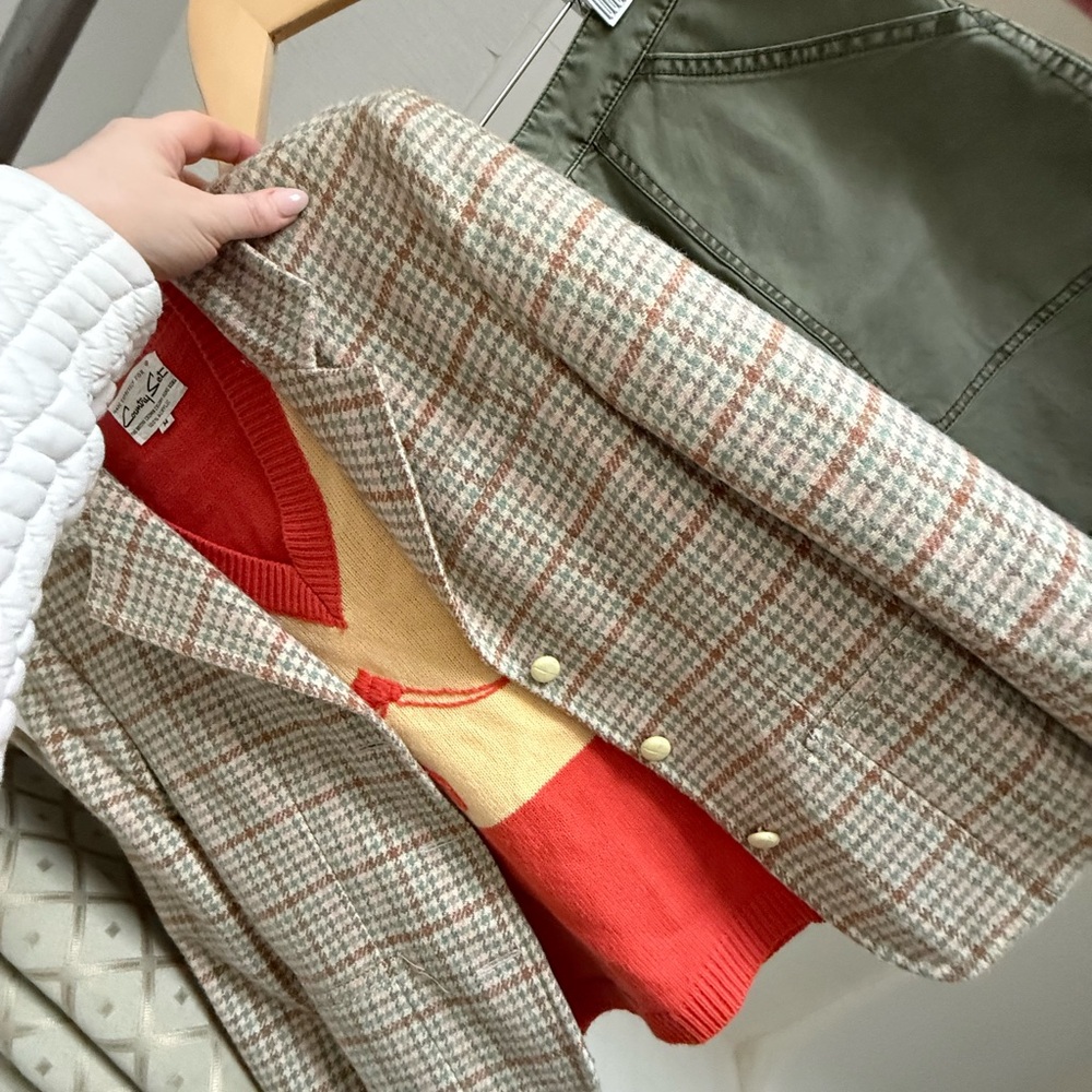 Sleeveless V-Neck Knit Sweater Vest in Cream and Red - Picture 5 of 5